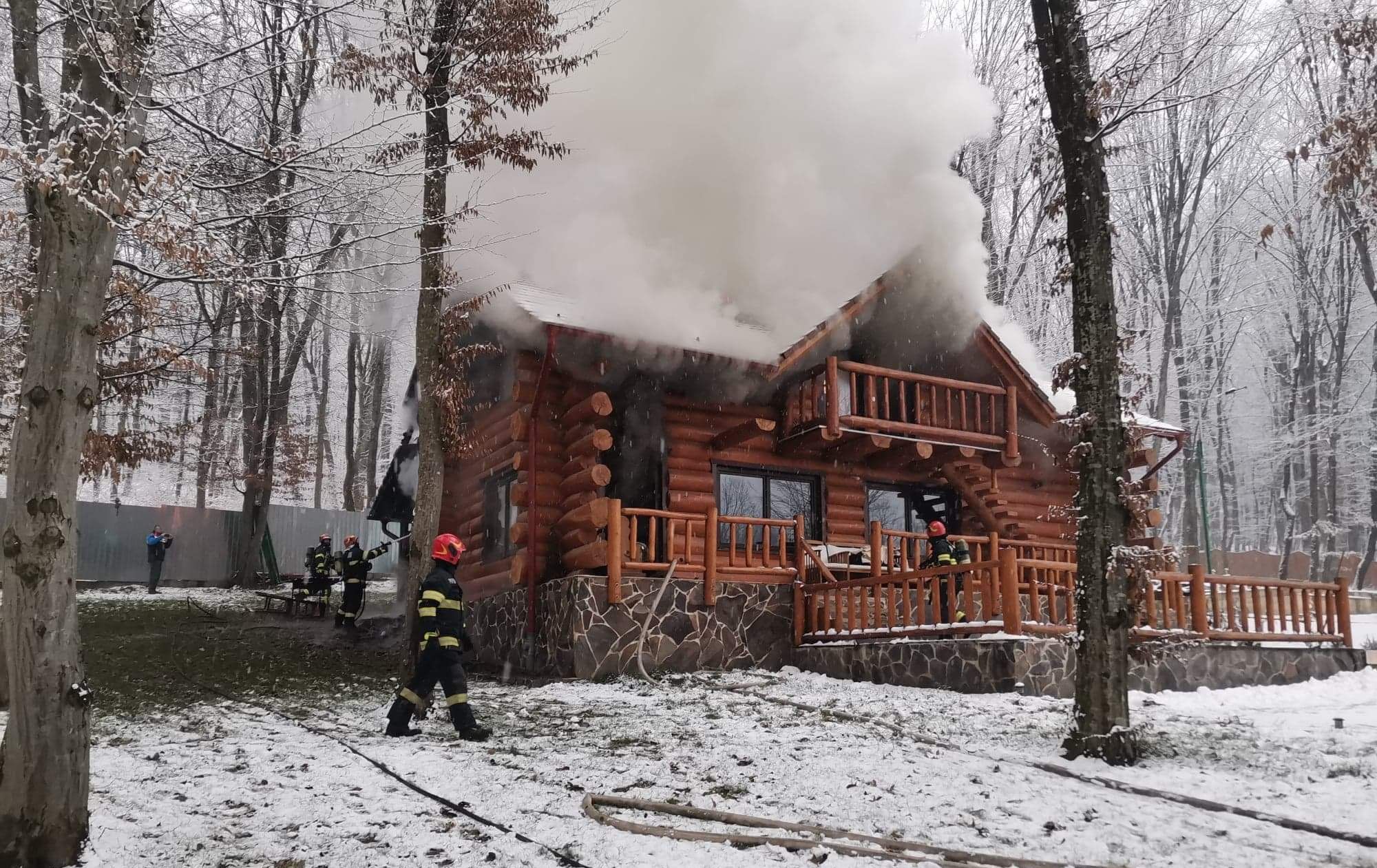 Un incendiu a izbucnit, vineri, la o casă de pe strada Nicolae Mărgineanu din municipiul Cluj-Napoca/ Foto: ISU Cluj