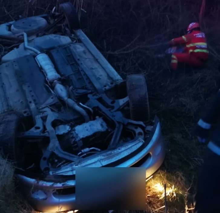 Mașină răsturnată în Mintiu Gherlii. Sursă foto ISU Cluj