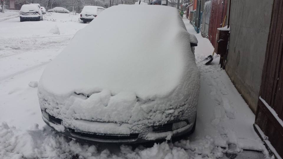 Șoferii care circulă fără să-și curețe toate geamurile mașinii de zăpadă riscă amenzi usturătoare/ Foto: Florin Calitescu - Facebook
