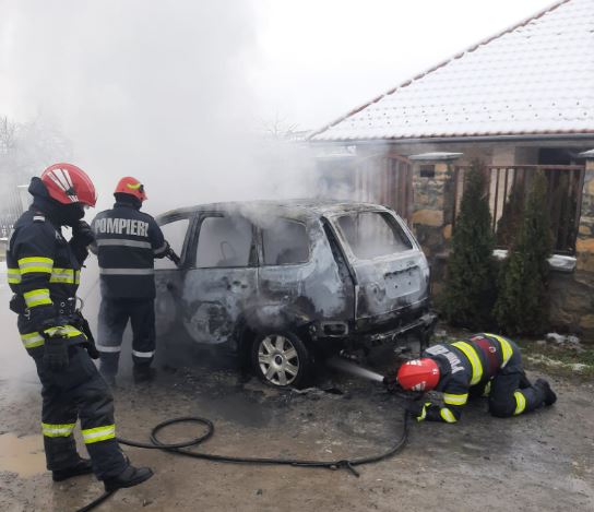 Autoturism cuprins de flăcări pe strada Veseliei/captură foto ISU Cluj