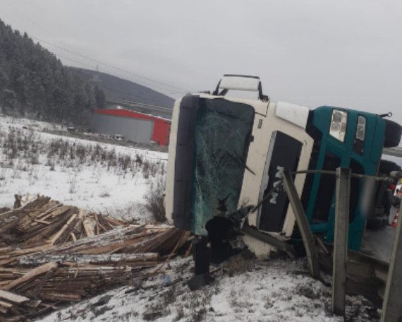 Camion răsturnat la coborâre de pe autostradă, aproape de Gilău / Foto: ISU Cluj