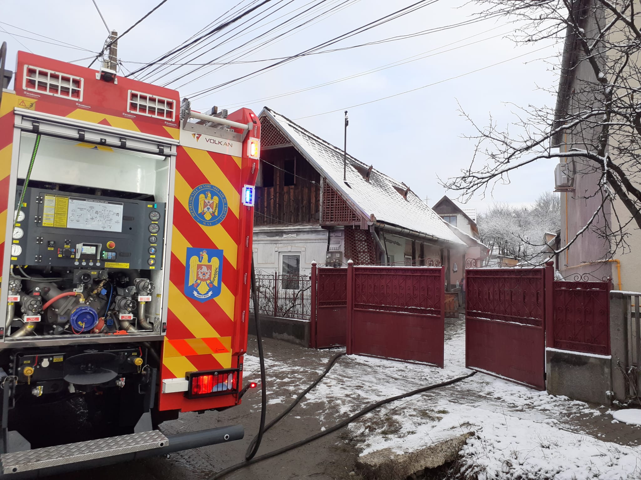 Incendiu la o casă din Huedin, pornit de la coșul de fum. FOTO: ISU Cluj