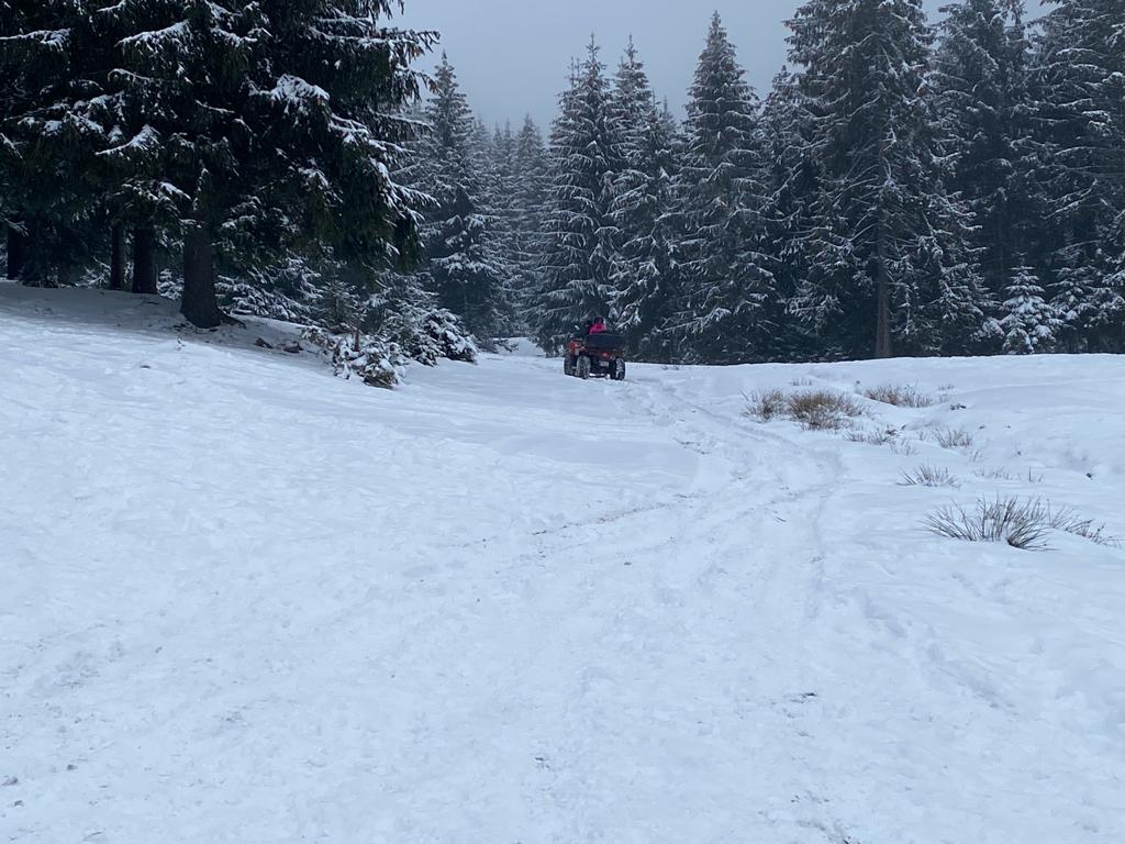 Turiști blocați în zăpadă cu ATV-ul, la Someșul Cald, salvați de jandarmi. FOTO SUGESTIV: Facebook/ Parcul Natural Apuseni