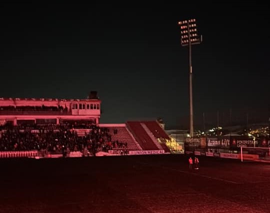 Instalația de nocturnă a stadionului campioanei a întâmpinat probleme înainte de începutul partidei din Superligă/ Foto: Lorand Nemeth - Facebook