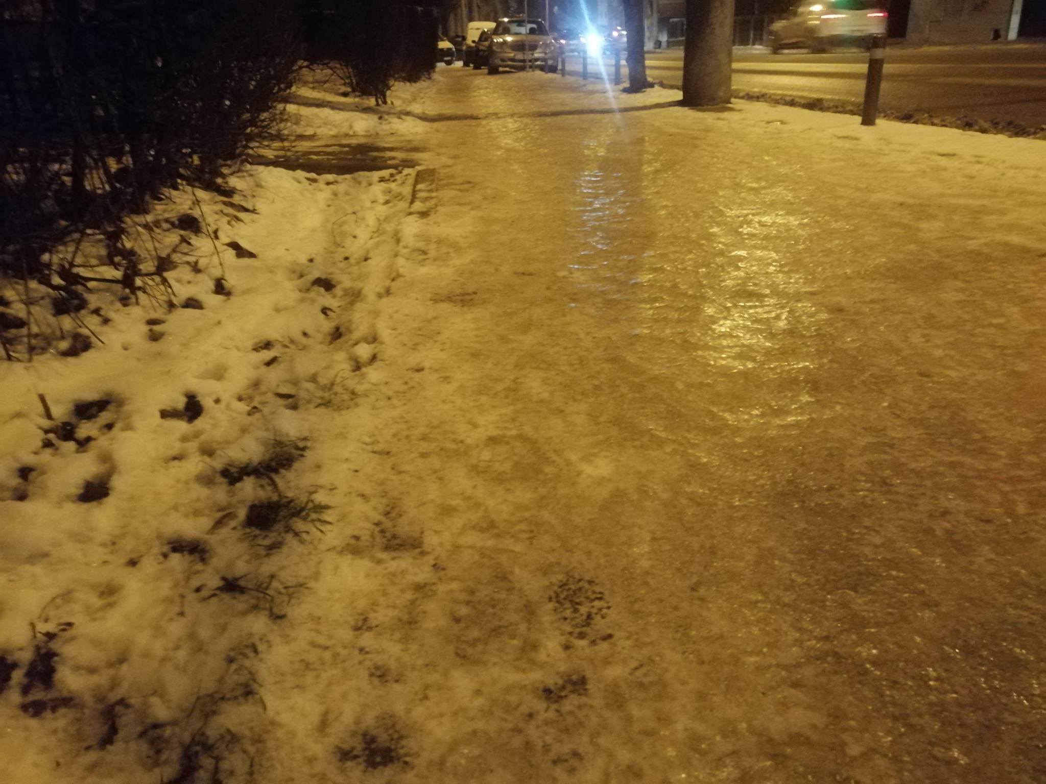 Trotuar înghețat și cu zăpadă pe strada Câmpului din Cluj-Napoca / Foto: monitorulcj.ro