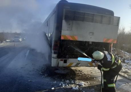 Un autobuz cu 25 de pasageri, majoritatea elevi, a fost cuprins de flăcări, marți după amiaza, în Bihor/ Foto: ebihoreanul.ro