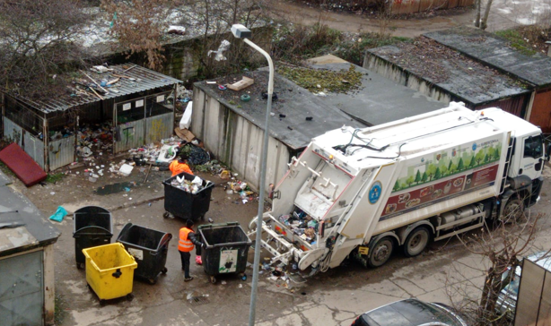 Angajații Supercom care ridică gunoiul în Mărăști / Foto: monitorulcj.ro