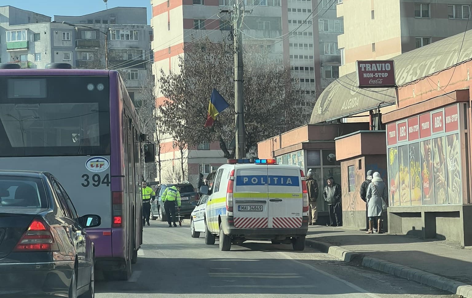 O femeie în vârstă de 72 de ani care traversa strada ilegal a fost lovită în plin de o mașină pe strada 1 Decembrie 1918 din municipiul Cluj-Napoca/ Foto: Diana Bunea - grup Facebook Info Trafic Cluj-Napoca