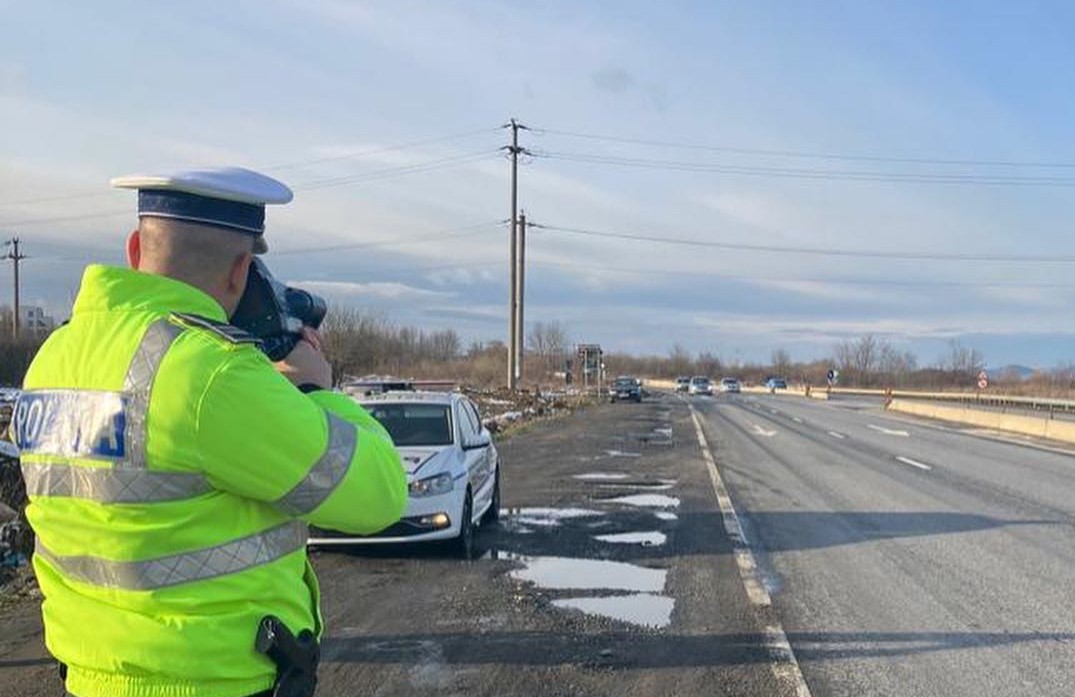 Un șofer din Cluj a fost depistat, vineri, de radar în timp ce conducea cu 214 km/h pe Autostrada A1/ Foto: Politia Sibiu - Facebook