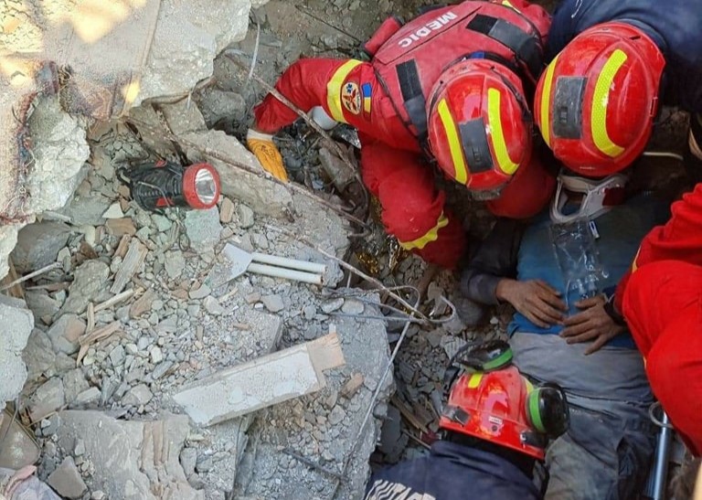 Salvatorii români aflaţi în Turcia au reuşi să salveze un bărbat prins sub ruinele unei clădiri cu şase etaje, care s-a prăbuşit complet în urma cutremurelor/ Foto: IGSU - Inspectoratul General pentru Situatii de Urgenta, Romania - Facebook