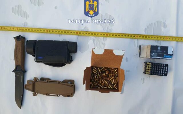 Polițiștii au găsit în casele mai multor bărbați arme deținute ilegal, o capcană pentru animale, o cameră video de vânătoare, un dispozitiv de vedere pe timp de noapte pentru armă și 29 de trofee/ Foto: IPJ Bistrița-Năsăud