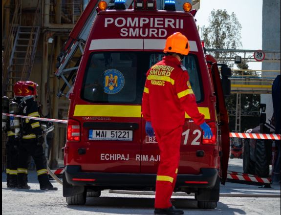 Incendiul care a cuprins o casă din comuna Mihai Viteazu risca să se extindă la locuințele învecinate/captură foto ISU Cluj