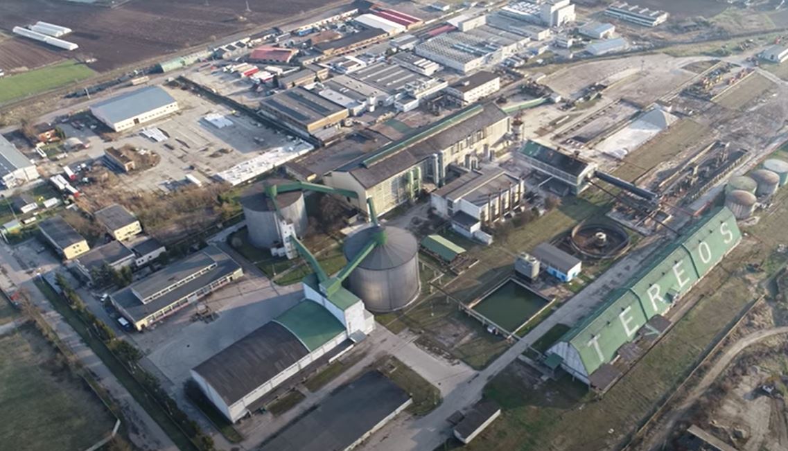 Fabrica de zahăr din Luduș pe care francezii de la Tereos au decis să o închidă în decembrie 2021 a fost cumpărată de doi români/ Foto: captură ecran - Transylvania Drone - YouTube