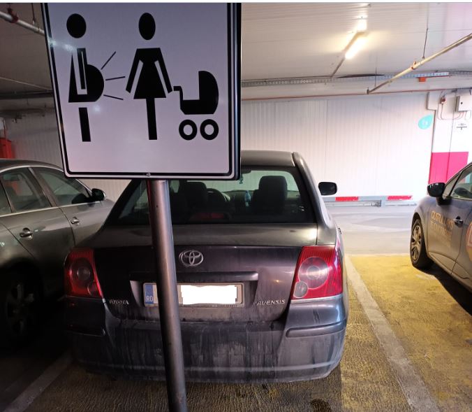 Un șofer și-a parcat mașina pe locul pentru gravide sau părinți, deși nu avea copil / Foto: grup de Facebook, „Ai parcat ca un bou în Florești sau Cluj”.