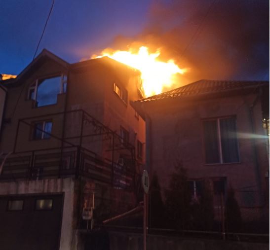 Pompierii clujeni au intervenit la un incendiu care a cuprins o locuință din cartierul Dâmbul Rotund. Focul s-a extins la o casă învecinată/captură foto: ISU Cluj