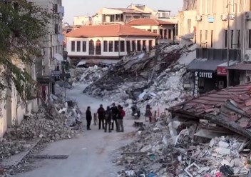 Turcia a pus capăt marţi operaţiunilor de căutare a supravieţuitorilor în provincia Hatay (sud), cea mai afectată de cutremurele puternice din 6 februarie şi care a fost lovită din nou, luni noapte, de alte două seisme/ Foto: captură ecran video @HatayCity - Twitter