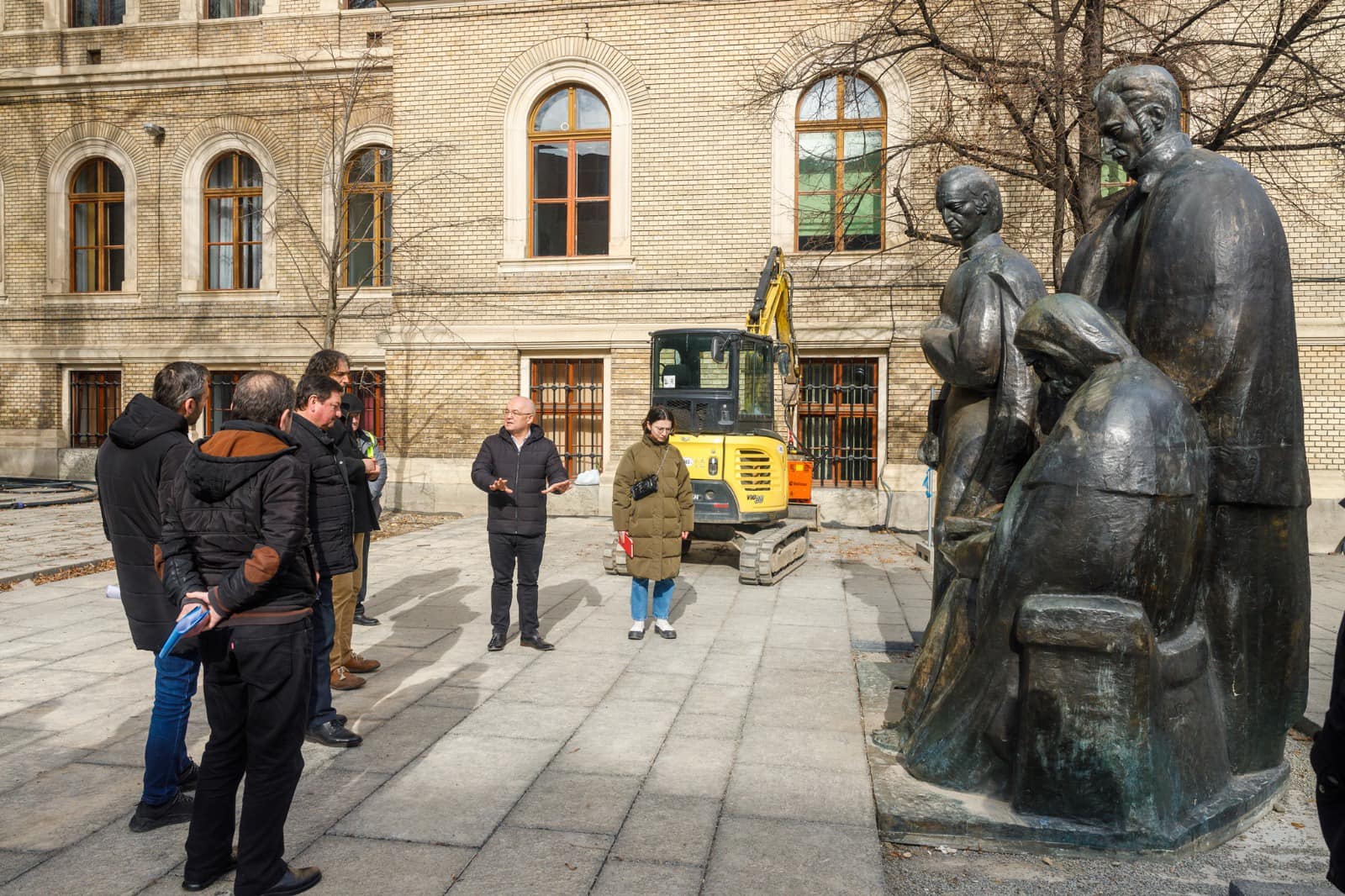 Grupul statuar „Școala Ardeleană” va fi ridicat pe un soclu. FOTO: Emil Boc/ Facebook