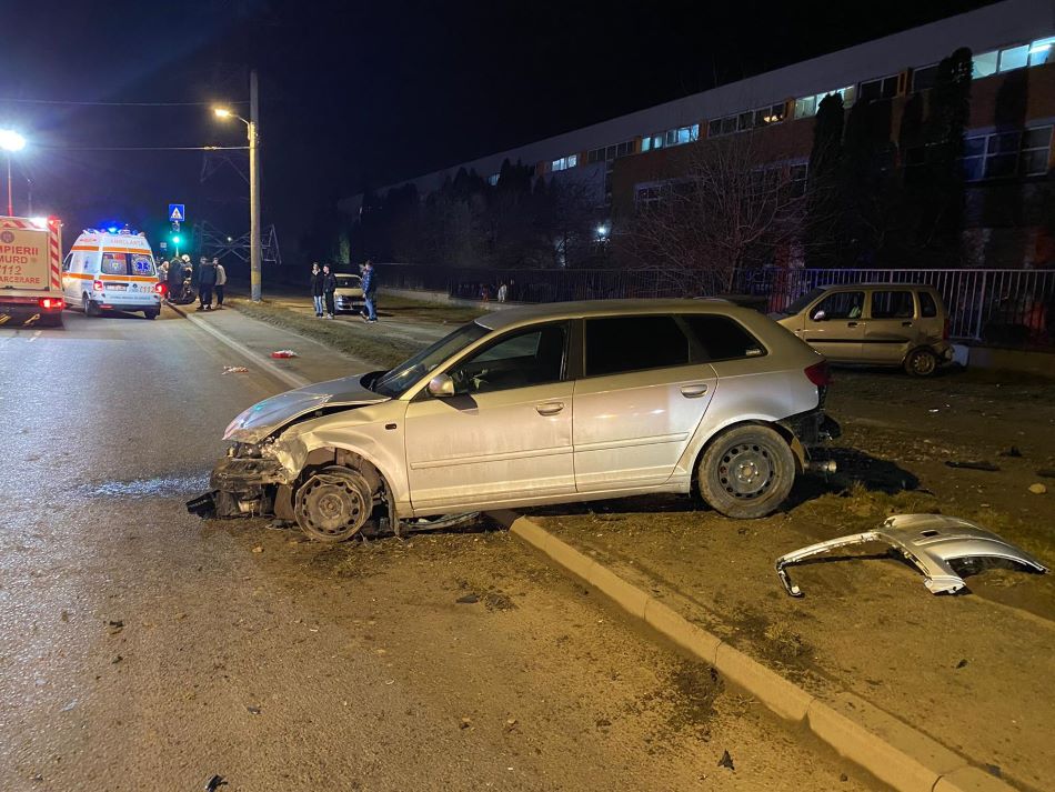 Un accident rutier a avut, miercuri seară, pe Bulevardul Muncii din municipiul Cluj-Napoca/ Foto: ISU Cluj