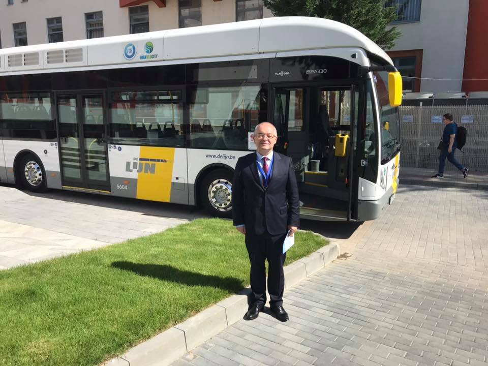 În iunie 2019, primarul Emil Boc a testat la București autobuzul cu hidrogen. Sursă foto Facebook Emil Boc