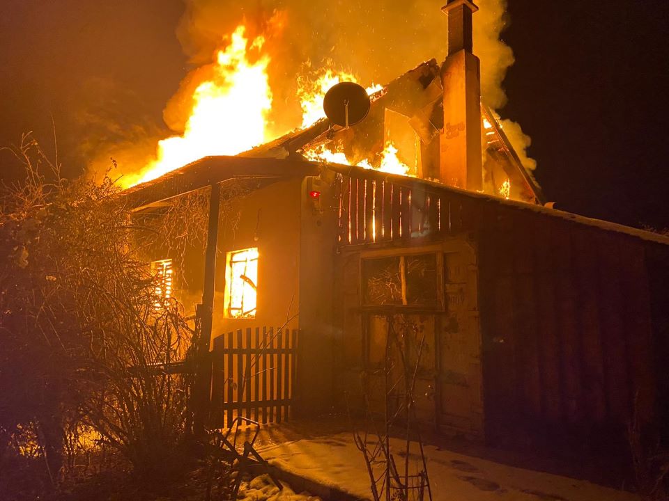Un incendiu a avut loc luni noaptea la o cabană din localitatea Suceagu, comuna Baciu/ Foto: ISU Cluj