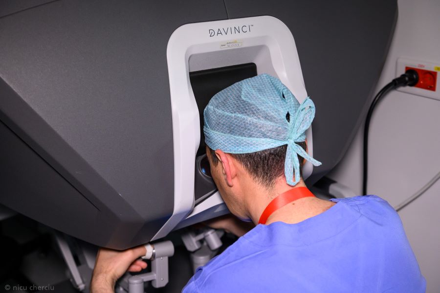 Utilizarea roboților chirurgicali a fost și este în continuare dominată la nivel mondial de chirurgii urologi