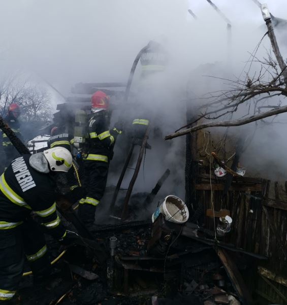 Un incendiu a izbucnit, marți, la o casă din comuna Chinteni / Foto: ISU Cluj