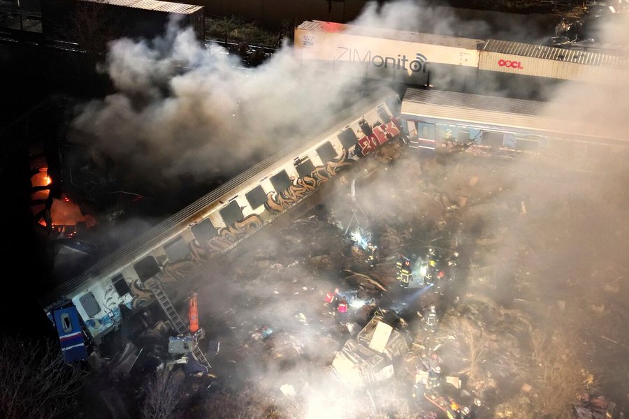 Cel puţin 26 de persoane şi-au pierdut viaţa şi 85 au fost rănite marţi noaptea în coliziunea dintre un marfar şi un tren de pasageri care făcea legătura între Atena şi Salonic, în Grecia/ Foto: @MerakMeraki - Twitter
