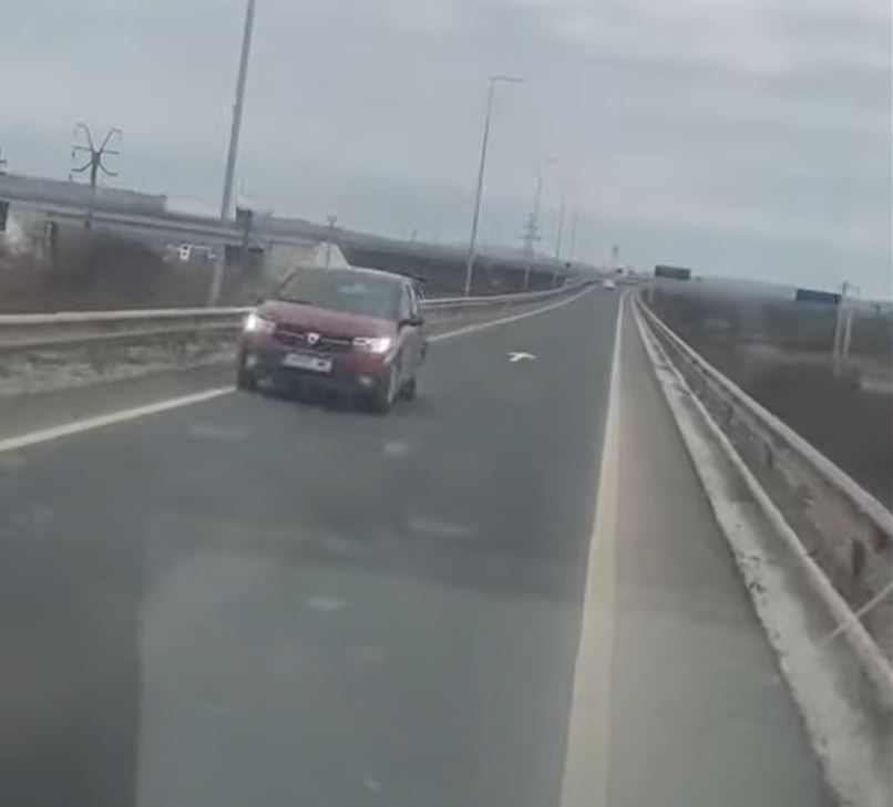 Un șofer cu Logan, surprins pe contrasens pe autostradă / Foto: captură ecran You Tube - ziarul unirea