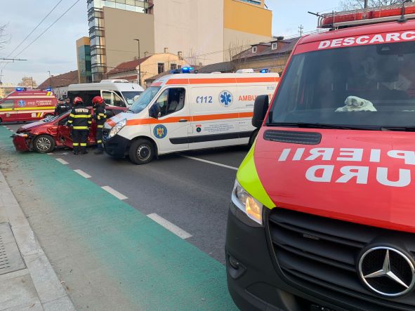 Un accident rutier a avut loc, luni, pe Bulevardul 21 Decembrie din municipiul Cluj-Napoca/ Foto: ISU Cluj