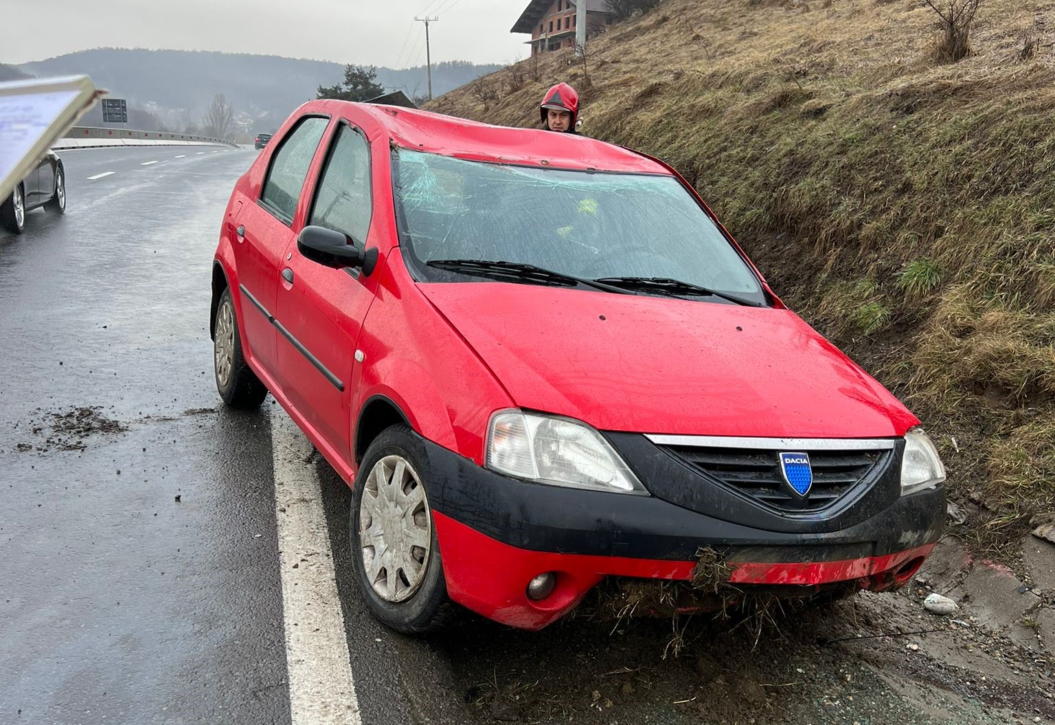 Un șofer s-a răsturnat, marți dimineață, cu mașina în localitatea Vâlcele/ Foto: ISU Cluj