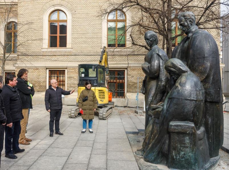 Grupul statuar „Școala Ardeleană” și bustul „Emil Racoviță” vor fi reamplasate potrivit soluției inițiale/captură foto Emil Boc Facebook.com