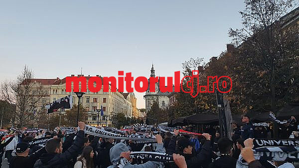Suporterii „U” Cluj, în Piața Unirii, înaintea meciului dintre CFR Cluj și Universitatea Cluj din 20 octombrie 2022/ Foto: Monitorul de Cluj