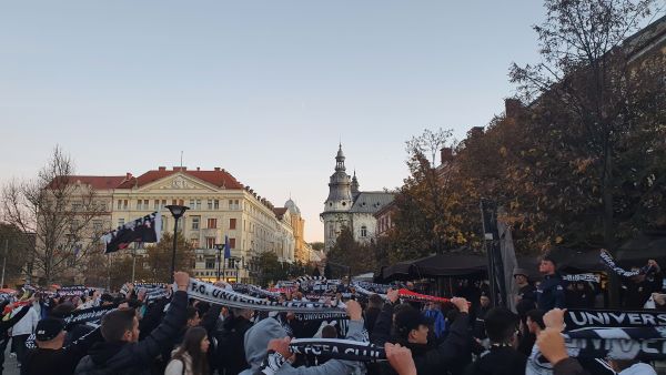 Suporterii „U” Cluj, în Piața Unirii, înaintea meciului dintre CFR Cluj și Universitatea Cluj din 20 octombrie 2022/ Foto: Monitorul de Cluj
