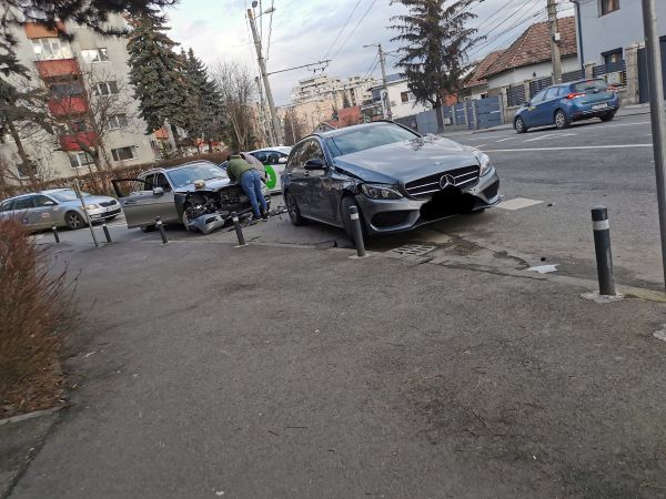 Un accident rutier între două Mercedesuri a avut loc, joi dimineață, la intersecția străzilor Ion Meșter și Câmpului din Cluj-Napoca/ Foto: Grec Marius Iulian - grupul de Facebook Info Trafic Cluj-Napoca