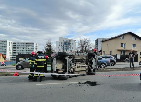 Accident rutier pe Calea Turzii. Trei mașini avariate, un autoturism răsturnat/captură foto: ISU Cluj