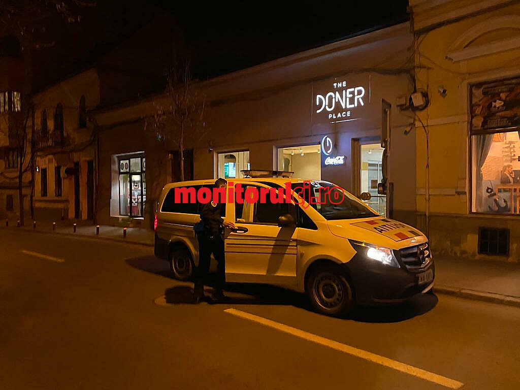 Dubă de poliție oprită pentru shaorma /FOTO: monitorulcj.ro