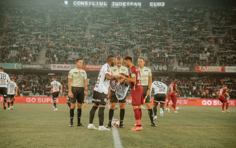Cei doi căpitani în ultimul derby al Clujului /FOTO: FC Universitatea Cluj - Facebook