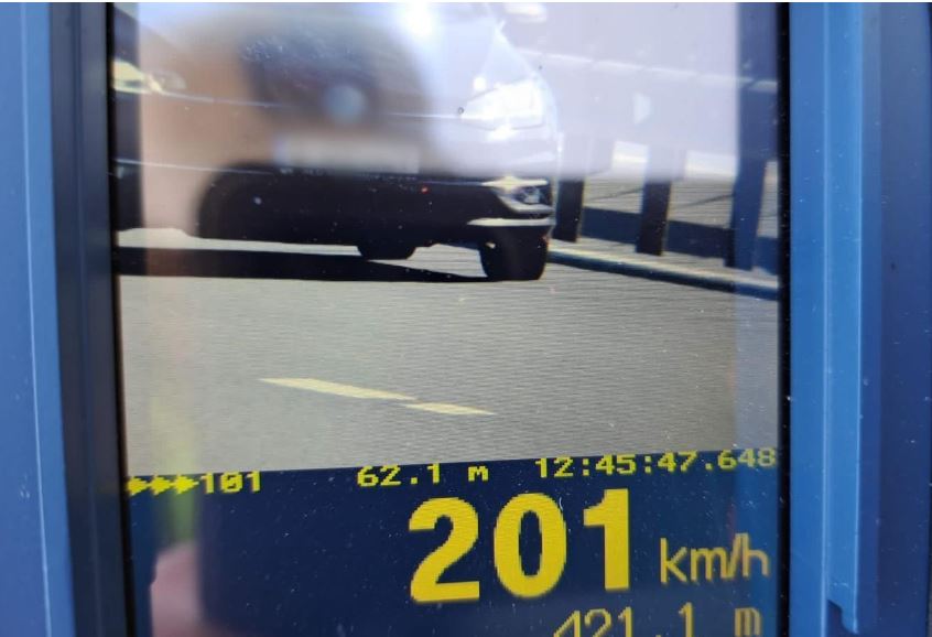 Inconștiență la volan, pe A3. Șoferii care rulau cu viteză de 191km/ h și 201km/h au ajuns pietoni/foto: IPJ Cluj