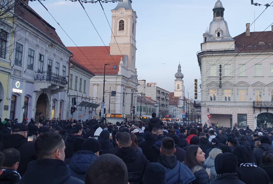 Fanii „U” Cluj se pregătesc de marele meci. Circulația a fost blocată de suporteri, pe traseul spre Gruia/foto: monitorulcj.ro