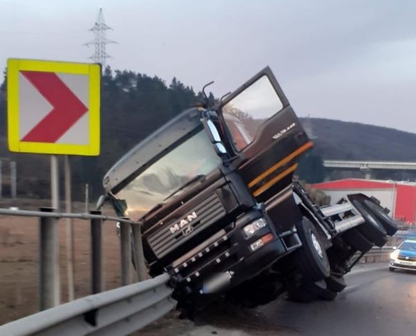 Un șofer s-a răsturnat cu autocamionul miercuri, în apropiere de Gilău, pe breteaua de urcare de pe autostrada A3/ Foto: ISU Cluj