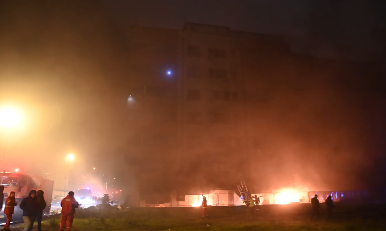 Adolescentul care, în luna decembrie a anului 2021, a provocat incendiul de la un bloc din Constanţa, în urma căruia 150 de apartamente au fost afectate şi 37 de maşini au fost distruse, a fost condamnat definitiv/ Foto: Iasi TV Life - Facebook