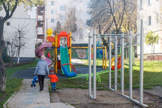 În cursul anului trecut au fost amenajate 19 amplasamente cu spații pentru fitness în aer liber și locuri de joacă pentru copii/ Foto: Emil Boc - Facebook