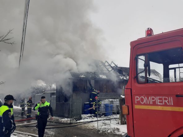 Un incendiu puternic a izbucnit, joi, la un fost adăpost de animale din Huedin/ Foto: ISU Cluj