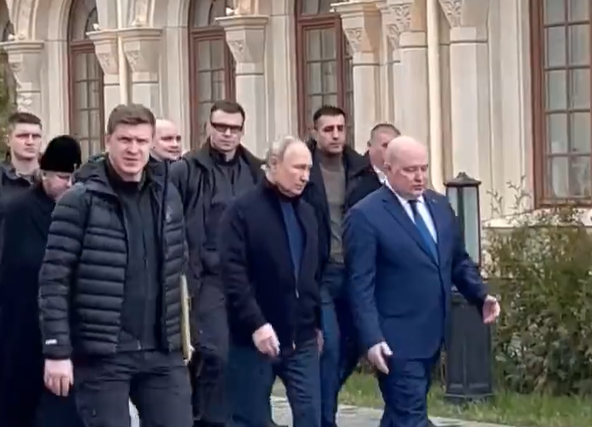 Preşedintele rus Vladimir Putin s-a deplasat sâmbătă în Crimeea, într-o vizită care marchează împlinirea a nouă ani de la anexarea peninsulei ucrainene/ Foto: captură ecran video @officejjsmart - Twitter