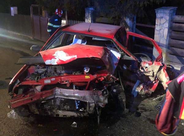 Un tânăr de 19 ani a ajuns în stare gravă la spital, după ce, în cursul nopţii de sâmbătă spre duminică, aflat la volanul unei maşini, a intrat într-un gard de beton/ Foto: IPJ Brașov