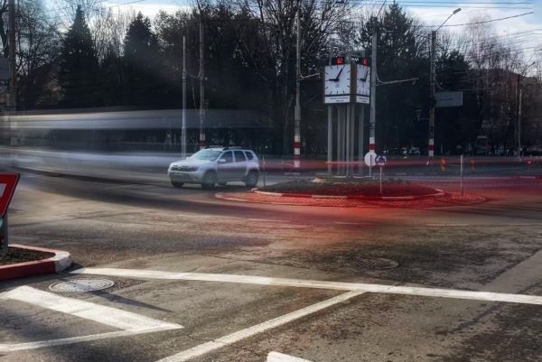 Codul Rutier s-a modificat luna trecută, iar șoferii au reguli de circulație mai clare atunci când intră într-un sens giratoriu/ Foto: Poliția Română - Facebook