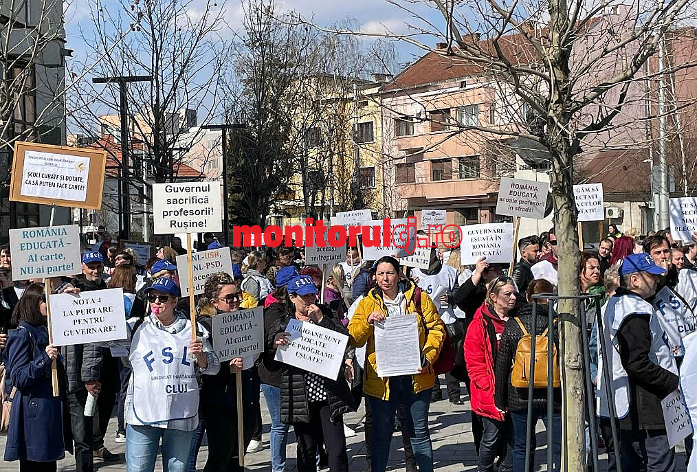 Salariații din învățământ protestează în fața Prefecturii din Cluj/foto: monitorulcj.ro