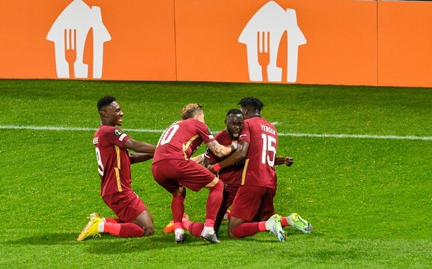 Yeboah sărbătorind un gol împreună cu colegii săi /FOTO: CFR Cluj - Facebook
