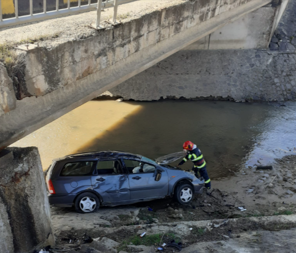 A căzut cu mașina sub pod / Foto: ISU Cluj