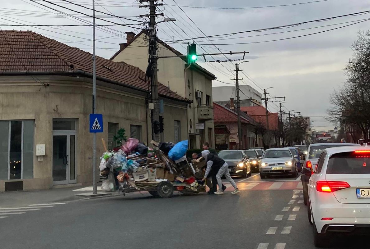 Șoferii l-au ajutat pe clujeanul care colectează cartoane să treacă strada / Foto: Info Trafic Cluj-Napoca